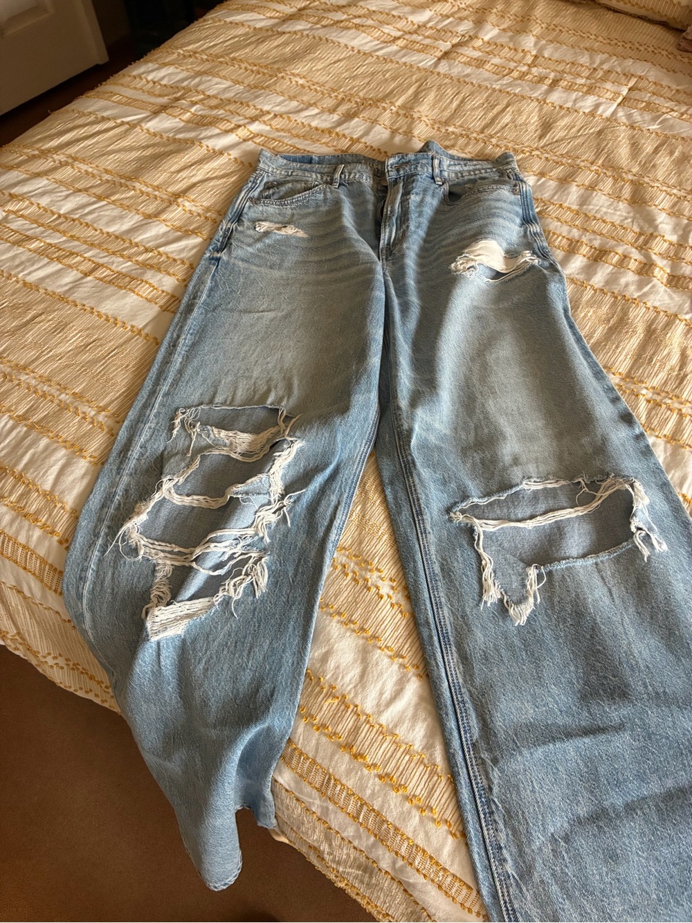 American Eagle Outfitters Light Blue Distressed High-Rise Jeans